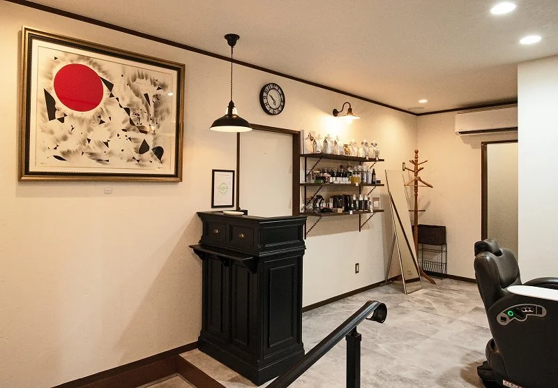 Hair & Spa Fermata の受付まわり 時計と絵のある静かな空間