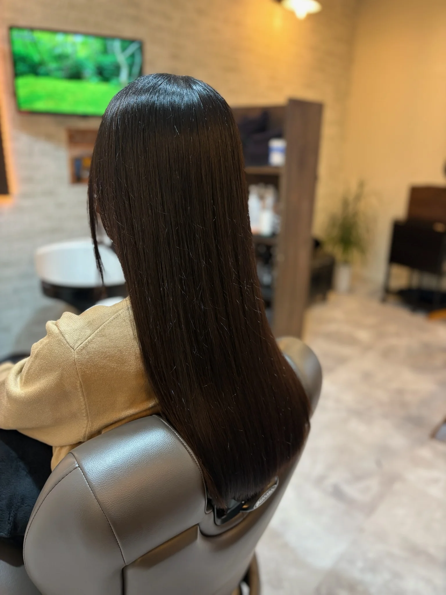 ツヤのあるダークカラーのロングヘアの仕上がり