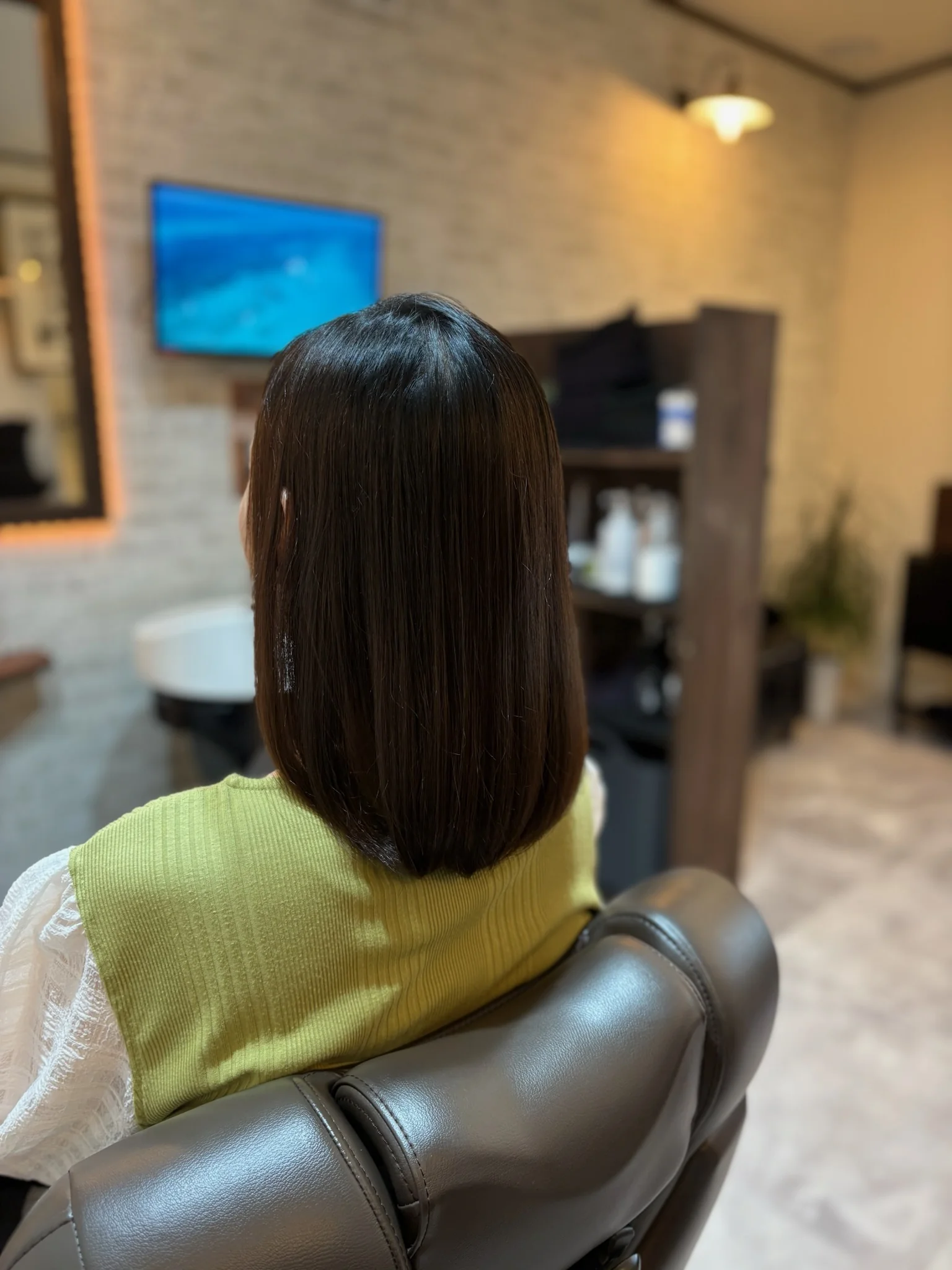 ボブスタイルのストレートヘアの後ろ姿