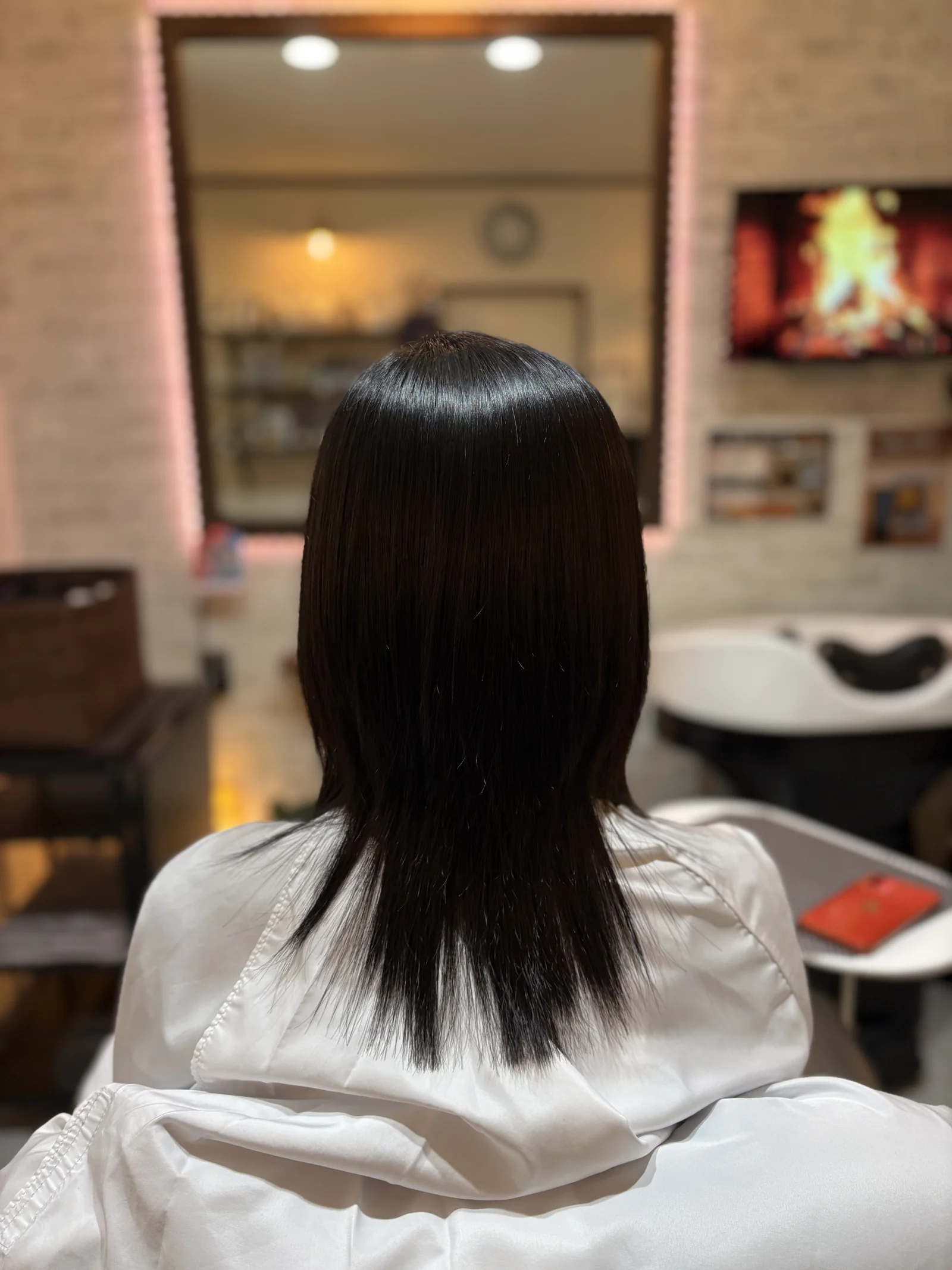 サロンで仕上げたミディアムのストレートヘア