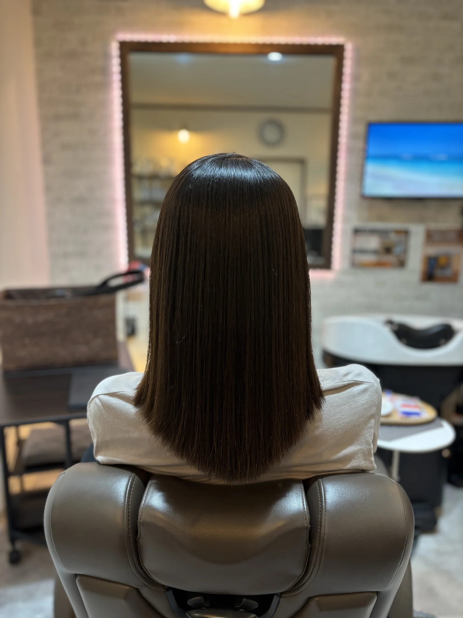 縮毛矯正後のまとまりのあるストレートヘア